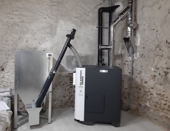 Installation de chaudière à granulés LAMINOX IDRO - OMNIA 23kW avec décendrage automatique